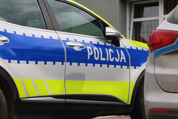 Nowy radiowóz polska policja na parkingu. - obrazy, fototapety, plakaty