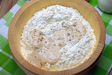 hefeteig beim ansetzen anrühren in holzschüssel 