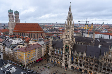 Fototapeta na wymiar View from the bell tower of the church of saint Peter of the city of Munich, where you can see the cathedral and the town hall, on a cloudy and rainy day.