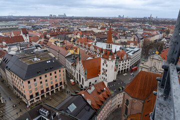 Obraz premium View from the bell tower of the church of st. Peter of the city of Munich on a cloudy and rainy day.