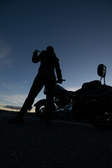 mujer motera viajando con moto por el mundo 