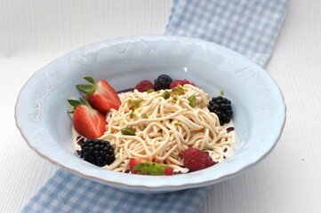 Spaghettieis Vanilleeis mit frischen Beeren 