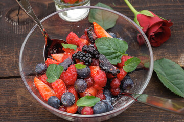 Frische Beeren in einer Schale angerichtet 