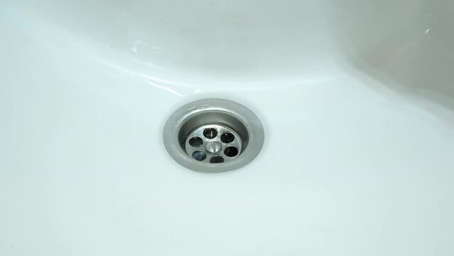 Prevention of blockages in the sink using chemicals. Pipe cleaning agent, white chemical granules. Mix Sodium hydroxide, Sodium Chloride and Aluminum chips.