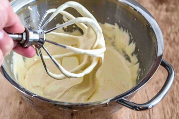 Eier mit Schneebesen schaumig schlagen 