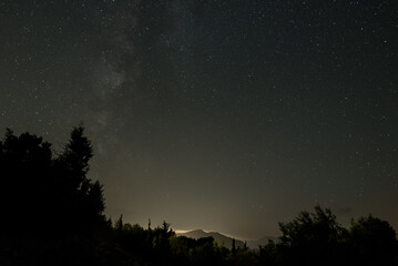 Fototapeta na wymiar Sternenhimmel mit Milchstraße über nächtlichem Idyll in Griechenland