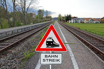 Streik bei der Bahn. Schild Bahnstreik und Schienen