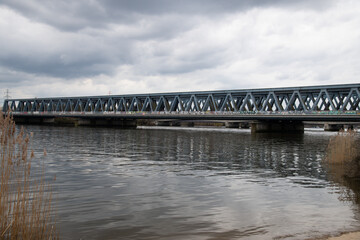 Eisenbahnbr&uuml;cke aus Stahl &uuml;ber der Elbe