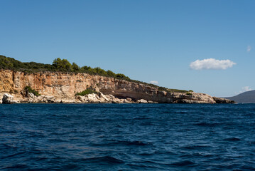 Fototapeta na wymiar Mediterraner Sommer Küstenlinie bei Bootstour vom Meer mit idyllische Küstenlandschaft in Griechenland