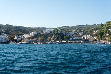 Fototapeta na wymiar Mediterraner Sommer Küstenlinie vom Meer mit idyllischen Fischer Dörfern in Griechenland