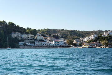 Mediterraner Sommer Küstenlinie vom Meer mit idyllischen Fischer Dörfern in Griechenland