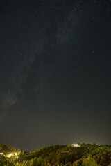 Fototapeta na wymiar Nachthimmel Milchstrasse mit Sternen über mediterranem Dorf