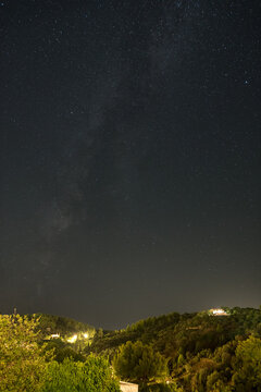 Nachthimmel Milchstrasse mit Sternen über mediterranem Dorf