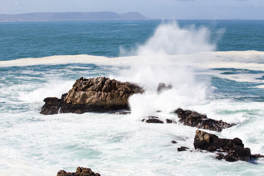 onde si infrangono sugli scogli in sud africa