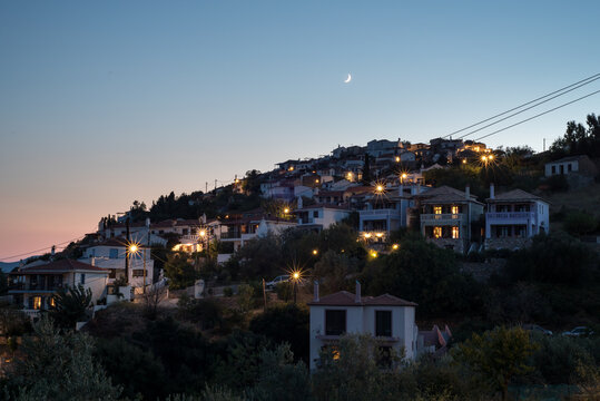 Abendstimmung im Mondschein über mediterranem Fischerdorf in Griechenland