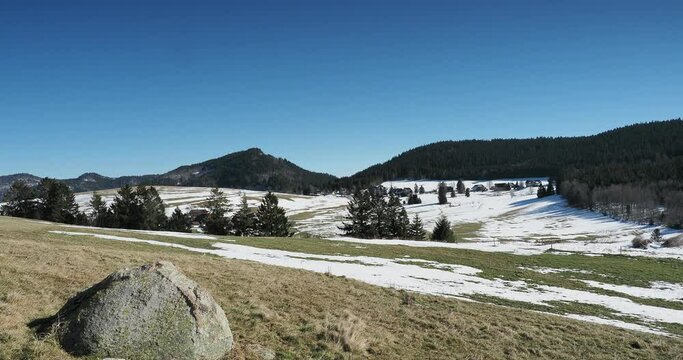 Fr&ouml;hnd im Wiesental und Belchen Schwarzwald region. Verschneiten Wanderweg nach Herrenschwand