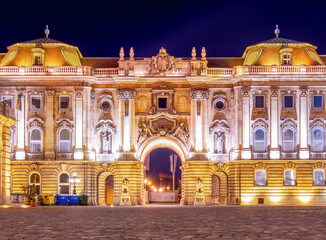 Naklejka premium Oroszlanos Gate of Royal Palace of Buda at night, Budapest, Hungary