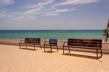 Bancos para descontrair nas Férias junto ao mar, na praia