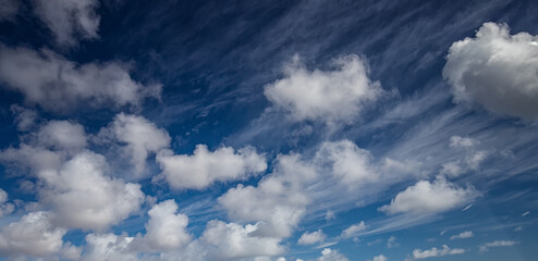 Błękitne niebo z białymi chmurami. Naturalne niebo jako tło. Piękne białe chmury na...