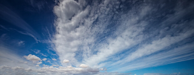 Fototapeta Błękitne niebo z białymi chmurami. Naturalne niebo jako tło. Piękne białe chmury na niebieskim niebie. Tekstura tło. Panoramicznie obraz