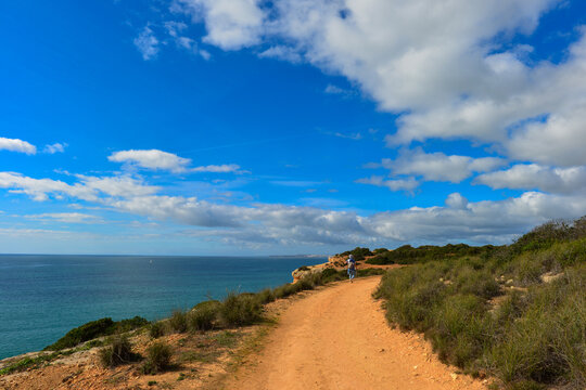 Wanderweg in der Felsalgarve bei Ferragudo (Portugal)