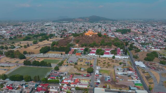 Paneo lejano Gran Pir&aacute;mide de Cholula y Parque