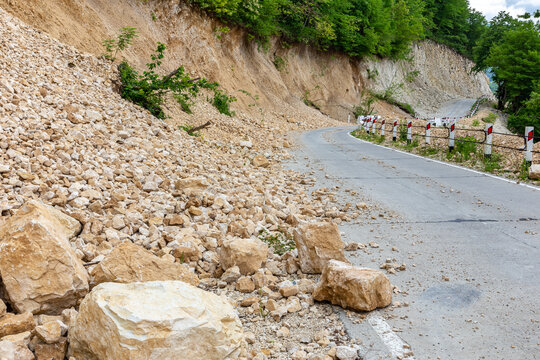 Premium Photo  Good shot of rockfall on rocky mountain steep slope and  long trail of dust. good moment of dangerous scene with falling stones and  boulder from rocks. rockfall in mountains.