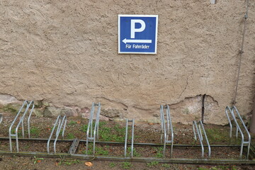 Parkplatz für Fahrräder. Fahrradständer.