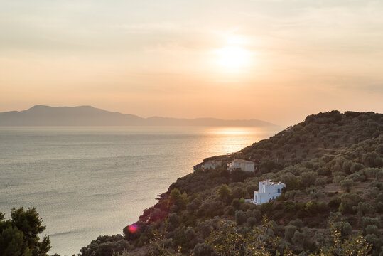 Sonnenuntergang über idyllischem Mittelmeer Küstenabschnitt der griechischen Insel Alonnisos