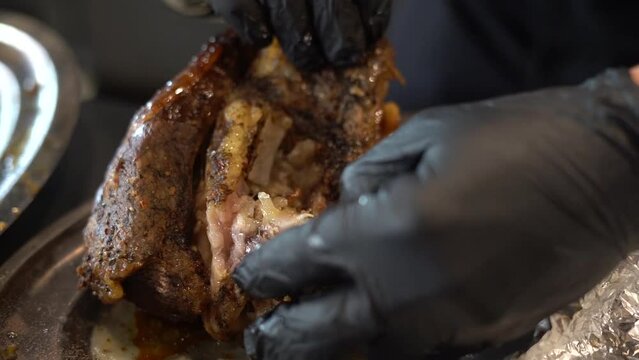 Un costillar de ternera tan tierno que se derrite en tu mano
