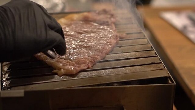 Unas excelentes piezas de ternera argentina sobre una parrilla de carbon