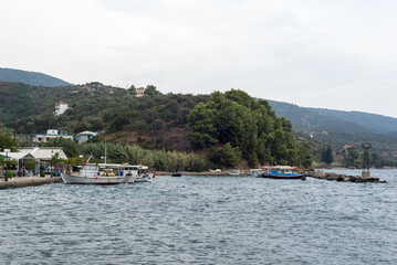 Fototapeta na wymiar Mediterranes Küstenleben im Hafen eines Fischerdorfes Alonnisos Griechenland