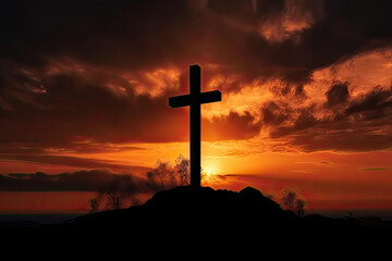 Kreuz auf einem Berg bei einem roten Sonnenuntergang