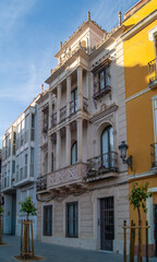Fototapeta na wymiar Edificio de estilo antiguo ubicado en una calle del casco histórico de una ciudad europea.