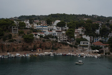Fototapeta na wymiar Idyllisches Fischerdorf in griechischer Küstenlandschaft auf Insel Alonnisos