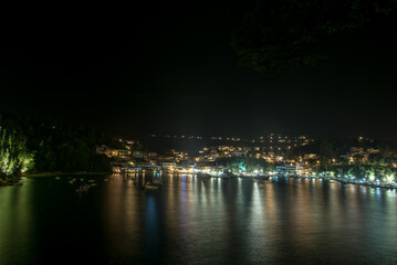 Fototapeta na wymiar Nächtliche Beleuchtung des Hafens vom Fischerdorf Alonnisos in Griechenland