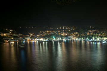 Fototapeta na wymiar Nächtliche Beleuchtung des Hafens vom Fischerdorf Alonnisos in Griechenland