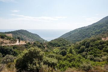 Fototapeta na wymiar Mittelmeer Küstenlinie und Besiedlung auf Insel Alonnisos Griechenland