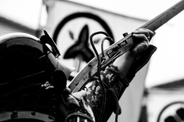 火縄銃を構える鎧武者