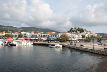 Fototapeta na wymiar Mediterranes Mittelmeer Fischerdorf im Hafen von Skiathos Griechenland