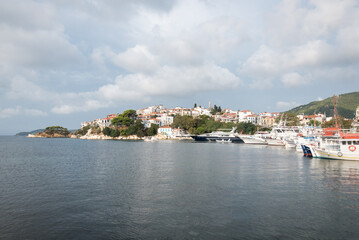 Fototapeta na wymiar Mediterranes Mittelmeer Fischerdorf im Hafen von Skiathos Griechenland