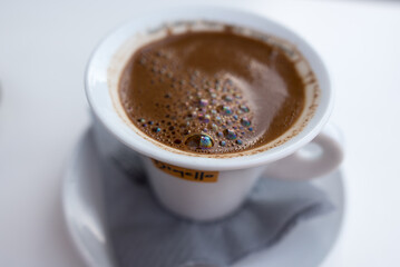 Frisch gebrühter Espresso Café mit schaumiger Créma in Makro Detail Aufnahme