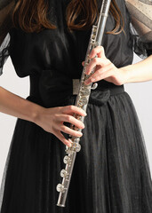 フルートを持つ女性の手元