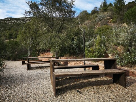merendero, excursi&oacute;n, madera, dron, relax, solo, parada, mirador, olesa de montserrat, feliz, mesa, naturaleza, vacaciones, barcelona, catalu&ntilde;a, espa&ntilde;a