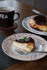 カフェでバスクチーズケーキを食べる時間