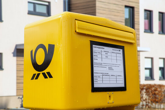 Nahaufnahme von einem Briefkasten der Deutsche Post
