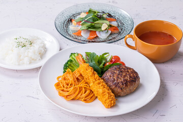 おいしそうなハンバーグとサラダ