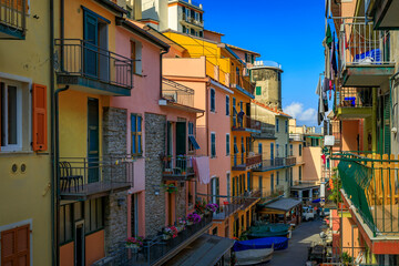 Fototapeta na wymiar Colorful houses in Manarola in Cinque Terre on the Mediterranean Sea, Italy