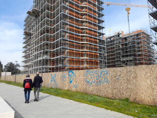 Lavori in corso nel cantiere edile per costruire nuovi edifici