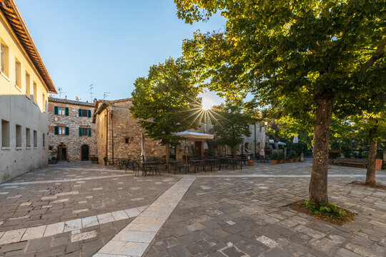 Italy, Tuscany, Bagno Vignoni, Empty town square at sunset